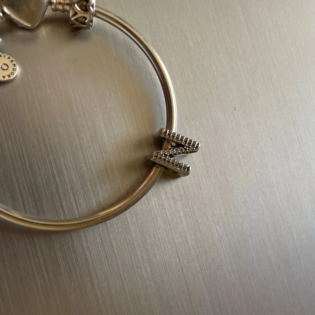 Charm Letra Brillos